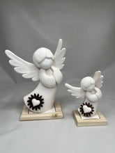 Carica l'immagine nel visualizzatore di Gallery, Angelo curvo su base in legno