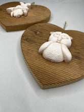 Carica l'immagine nel visualizzatore di Gallery, Cuore in abete Bio 23 cm - gufi