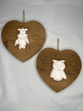 Carica l'immagine nel visualizzatore di Gallery, Cuore in abete Bio 23 cm - gufi