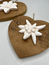 Carica l'immagine nel visualizzatore di Gallery, Cuore in abete Bio 23 cm - elleboro, stella alpina