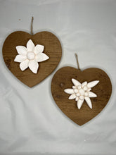 Carica l'immagine nel visualizzatore di Gallery, Cuore in abete Bio 23 cm - elleboro, stella alpina