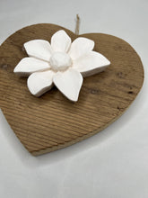 Carica l'immagine nel visualizzatore di Gallery, Cuore in abete Bio 23 cm - elleboro, stella alpina