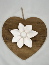 Carica l'immagine nel visualizzatore di Gallery, Cuore in abete Bio 23 cm - elleboro, stella alpina