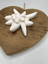 Carica l'immagine nel visualizzatore di Gallery, Cuore in abete Bio 23 cm - elleboro, stella alpina