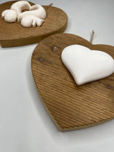 Carica l'immagine nel visualizzatore di Gallery, Cuore in abete Bio 23 cm - scoiattoli, cuore