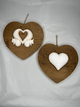 Carica l'immagine nel visualizzatore di Gallery, Cuore in abete Bio 23 cm - scoiattoli, cuore