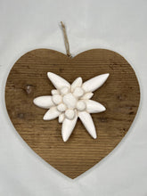 Carica l'immagine nel visualizzatore di Gallery, Cuore in abete Bio 23 cm - elleboro, stella alpina