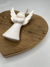 Carica l'immagine nel visualizzatore di Gallery, Cuore in abete Bio 23 cm - angioletti