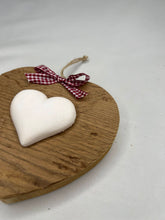 Carica l'immagine nel visualizzatore di Gallery, Cuore in abete Bio 23 cm - scoiattoli, cuore