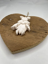 Carica l'immagine nel visualizzatore di Gallery, Cuore in abete Bio 23 cm - gufi