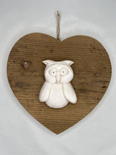 Carica l'immagine nel visualizzatore di Gallery, Cuore in abete Bio 23 cm - gufi
