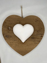 Carica l'immagine nel visualizzatore di Gallery, Cuore in abete Bio 23 cm - scoiattoli, cuore