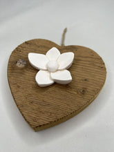 Carica l'immagine nel visualizzatore di Gallery, Cuore in abete Bio 14 cm - elleboro, stella alpina - cuore
