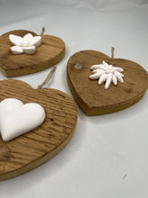 Carica l'immagine nel visualizzatore di Gallery, Cuore in abete Bio 14 cm - elleboro, stella alpina - cuore