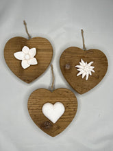 Carica l'immagine nel visualizzatore di Gallery, Cuore in abete Bio 14 cm - elleboro, stella alpina - cuore