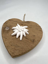 Carica l'immagine nel visualizzatore di Gallery, Cuore in abete Bio 14 cm - elleboro, stella alpina - cuore