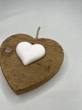 Carica l'immagine nel visualizzatore di Gallery, Cuore in abete Bio 14 cm - elleboro, stella alpina - cuore