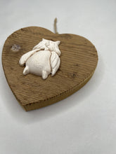 Carica l'immagine nel visualizzatore di Gallery, Cuore in abete Bio 14 cm - gufo, scoiattolo, angelo