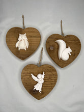 Carica l'immagine nel visualizzatore di Gallery, Cuore in abete Bio 14 cm - gufo, scoiattolo, angelo