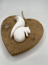 Carica l'immagine nel visualizzatore di Gallery, Cuore in abete Bio 14 cm - gufo, scoiattolo, angelo