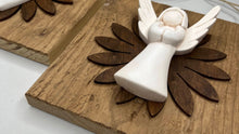 Carica l'immagine nel visualizzatore di Gallery, Quadro con fiore in legno e decorazione angeli 20 x 20 cm