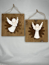 Carica l'immagine nel visualizzatore di Gallery, Quadro con fiore in legno e decorazione angeli 20 x 20 cm