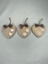 Carica l'immagine nel visualizzatore di Gallery, Cuore in legno 10 cm con decorazioni in gesso