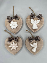 Carica l'immagine nel visualizzatore di Gallery, Cuore in legno 10 cm con decorazioni in gesso