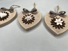 Carica l'immagine nel visualizzatore di Gallery, Cuore in legno 10 cm decorazione con fiore in legno e gesso