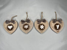 Carica l'immagine nel visualizzatore di Gallery, Cuore in legno 10 cm decorazione con fiore in legno e gesso
