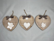 Carica l'immagine nel visualizzatore di Gallery, Cuore in legno 14 cm con decorazioni in gesso