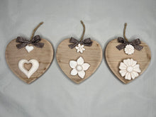 Carica l'immagine nel visualizzatore di Gallery, Cuore in legno 14 cm con decorazioni in gesso