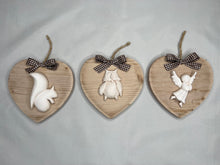 Carica l'immagine nel visualizzatore di Gallery, Cuore in legno 14 cm con decorazioni in gesso