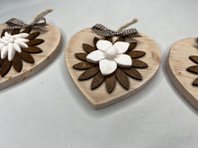 Carica l'immagine nel visualizzatore di Gallery, Cuore in legno 14 cm decorazione con fiore in legno e gesso