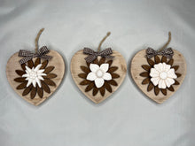 Carica l'immagine nel visualizzatore di Gallery, Cuore in legno 14 cm decorazione con fiore in legno e gesso