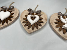Carica l'immagine nel visualizzatore di Gallery, Cuore in legno 14 cm decorazione con fiore in legno e gesso