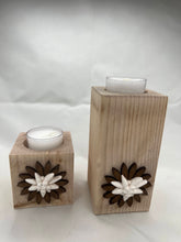Carica l'immagine nel visualizzatore di Gallery, Candela in legno porta tea light - stella alpina