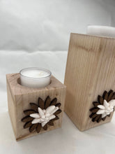 Carica l'immagine nel visualizzatore di Gallery, Candela in legno porta tea light - stella alpina