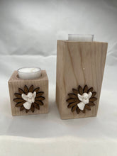 Carica l'immagine nel visualizzatore di Gallery, Candela in legno porta tea light - angioletto