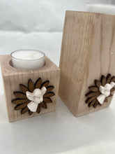 Carica l'immagine nel visualizzatore di Gallery, Candela in legno porta tea light - angioletto