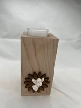 Carica l'immagine nel visualizzatore di Gallery, Candela in legno porta tea light - angioletto