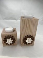 Carica l'immagine nel visualizzatore di Gallery, Candela in legno porta tea light - fiorellino