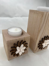 Carica l'immagine nel visualizzatore di Gallery, Candela in legno porta tea light - fiorellino