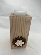 Carica l'immagine nel visualizzatore di Gallery, Candela in legno porta tea light - fiorellino