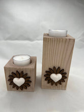 Carica l'immagine nel visualizzatore di Gallery, Candela in legno porta tea light - cuore