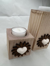 Carica l'immagine nel visualizzatore di Gallery, Candela in legno porta tea light - cuore