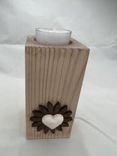 Carica l'immagine nel visualizzatore di Gallery, Candela in legno porta tea light - cuore
