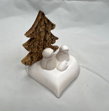 Carica l'immagine nel visualizzatore di Gallery, Presepio con base e natività in gesso