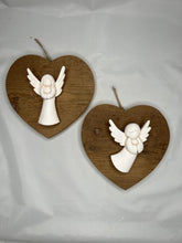 Carica l'immagine nel visualizzatore di Gallery, Cuore in abete Bio 23 cm - angioletti