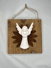 Carica l'immagine nel visualizzatore di Gallery, Quadro con fiore in legno e decorazione angeli 20 x 20 cm